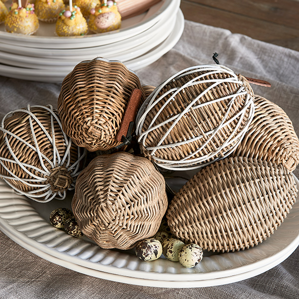 Versier de paastafel met handgevlochten items van rustic rattan